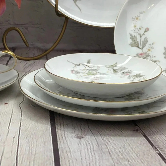 Royal M by yamato fine china set KIKU - Picture 4 of 9